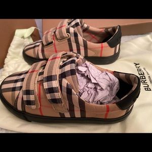 Girl Burberry shoes comes with bag as well excellent condition